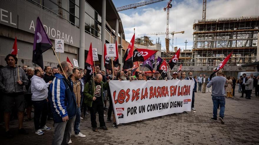 Primeras horas de huelga indefinida de los trabajadores de FCC: "No nos van a parar pese a la artimaña de los servicios mínimos"