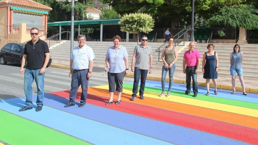 Día del Orgullo Gay Banderas arcoiris en varios municipios