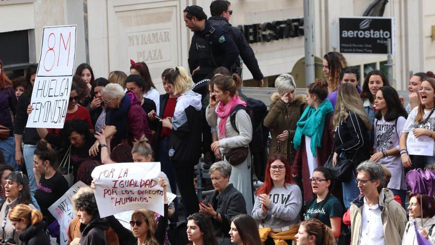 8-M en Málaga | La Policía Local desaloja la tribuna de Semana Santa durante