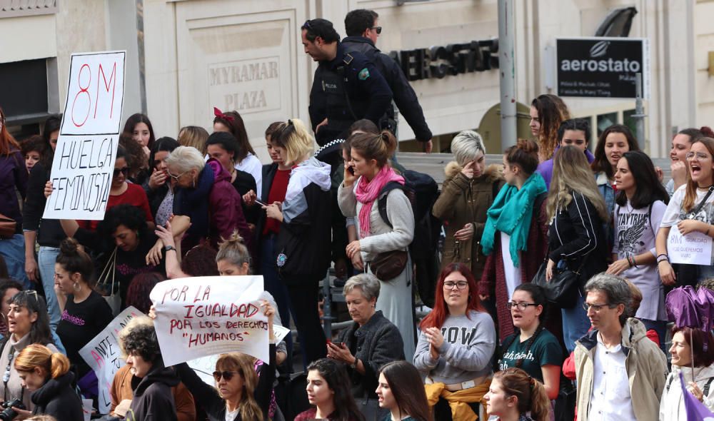 8-M en Málaga | La Policía Local desaloja la tribuna de Semana Santa durante