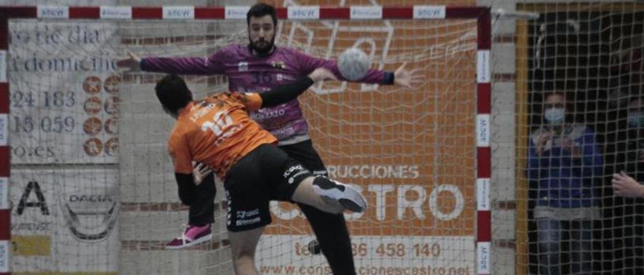 Gerard Forns intenta detener un siete metros en el partido ante Torrelavega. |  // SANTOS ÁLVAREZ