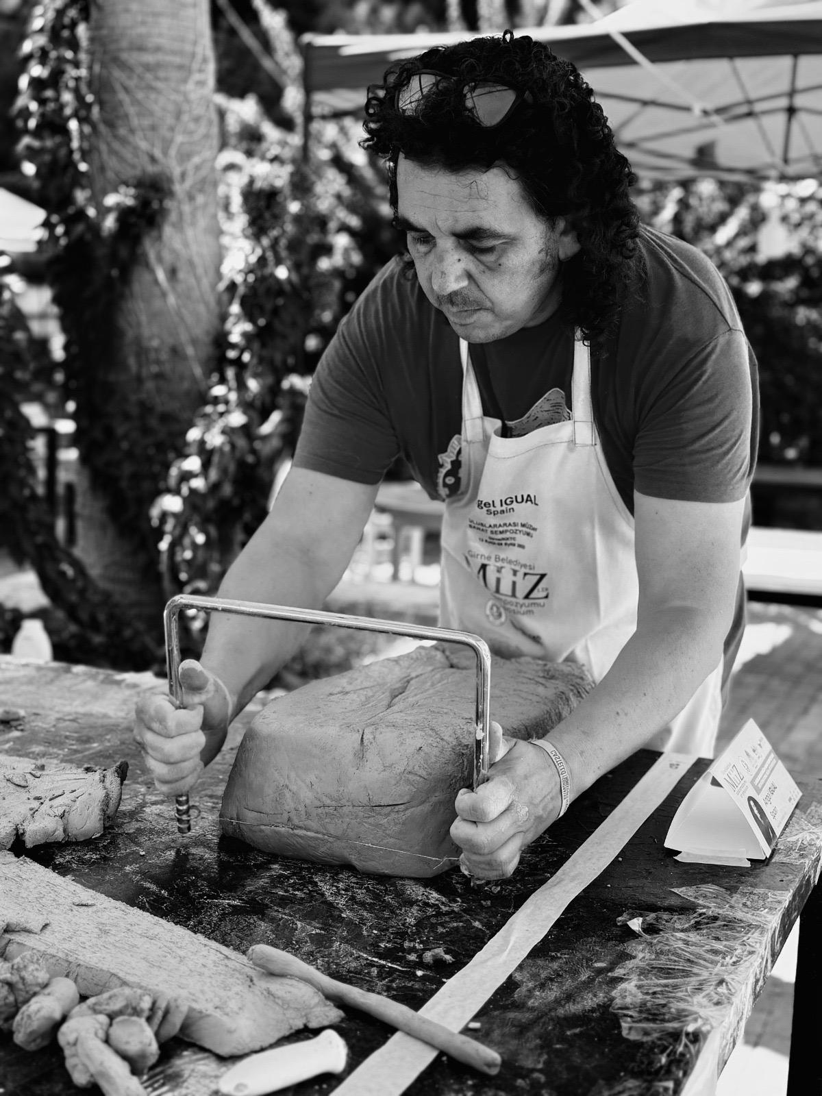 Ángel Igual treballant en una de les seues creacions ceràmiques.