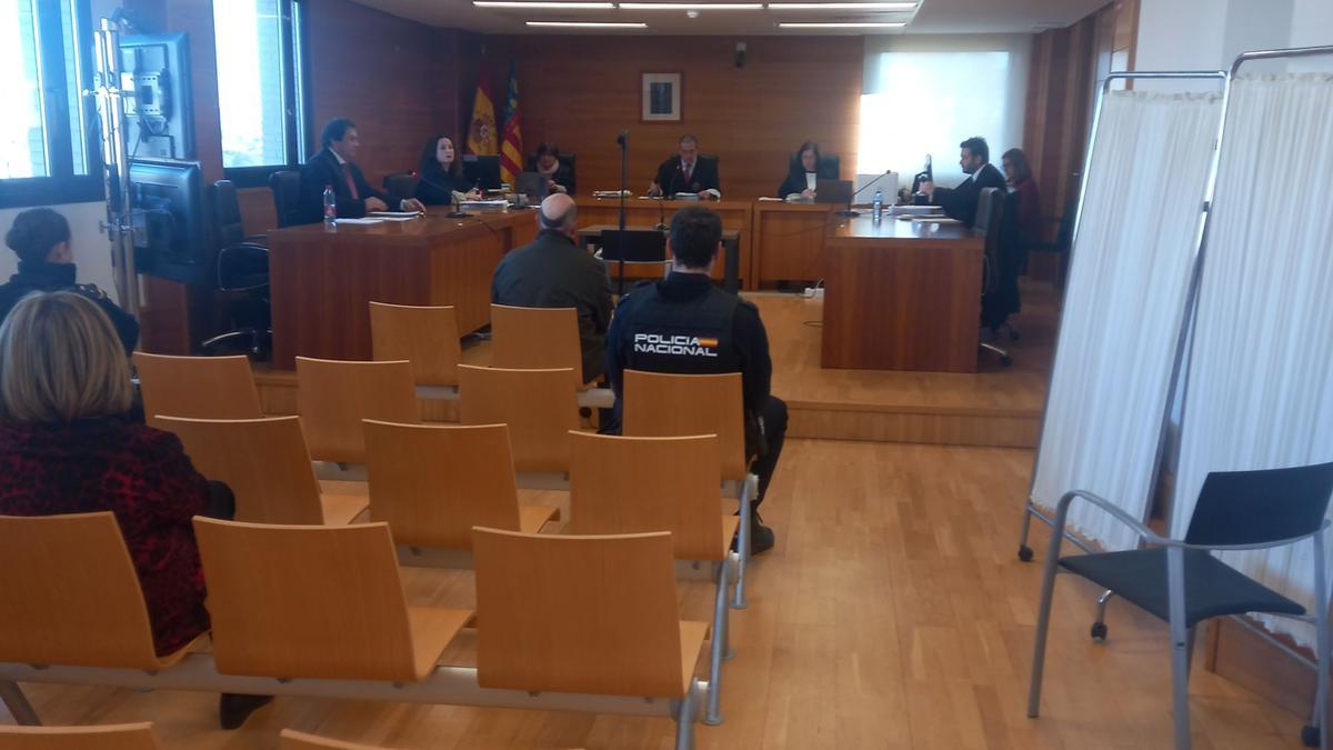 El acusado en esta causa se encuentra en prisión provisional por la denuncia de la presunta víctima de violación.