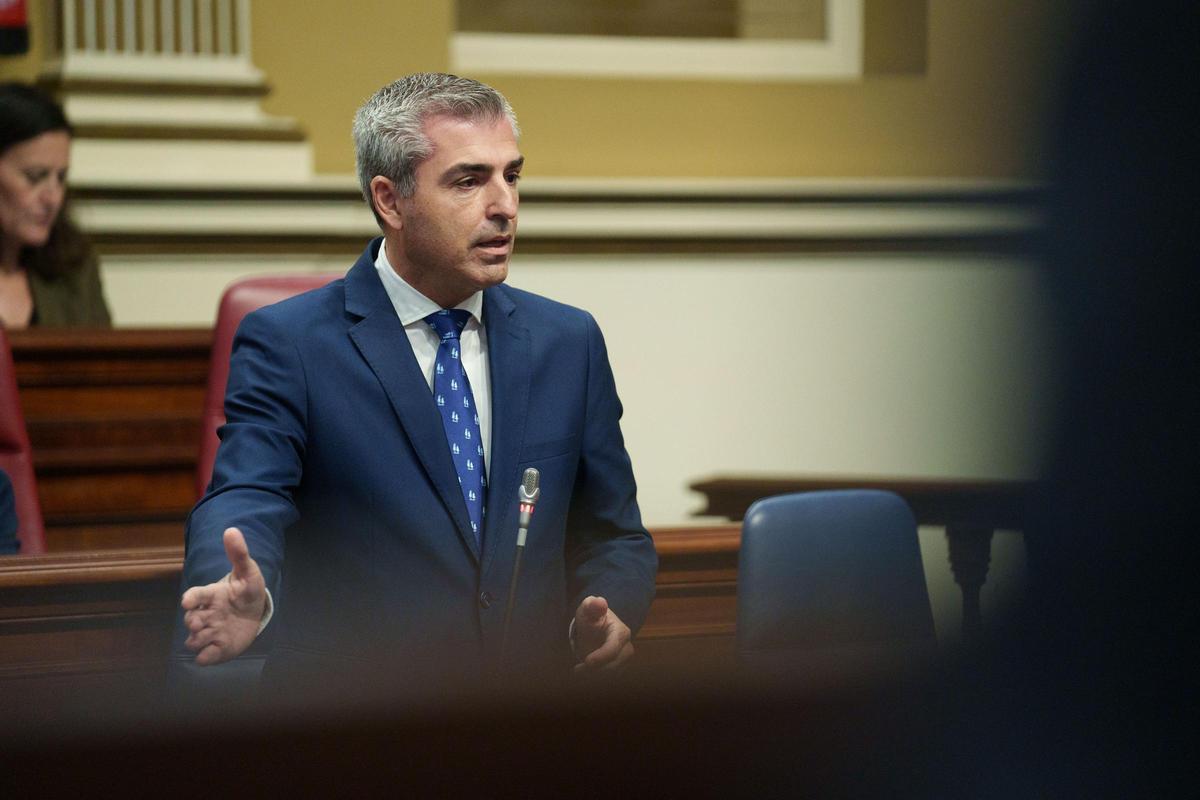 Manuel Domínguez, este martes en el pleno del Parlamento de Canarias.