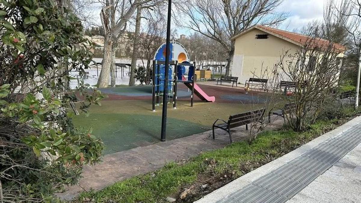 Parque infantil en Los Pelambres.
