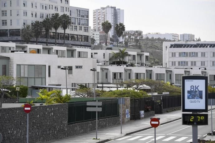 25-12-19 LAS PALMAS DE GRAN CANARI. LA MINILLA. LAS PALMAS DE GRAN CANARIA. Foto de un edificio de dúples en la Avenida de Ansite, número 11, que tienen exceso de altura, con respecto al plan general.  Fotos: Juan Castro.  | 25/12/2019 | Fotógrafo: Juan Carlos Castro