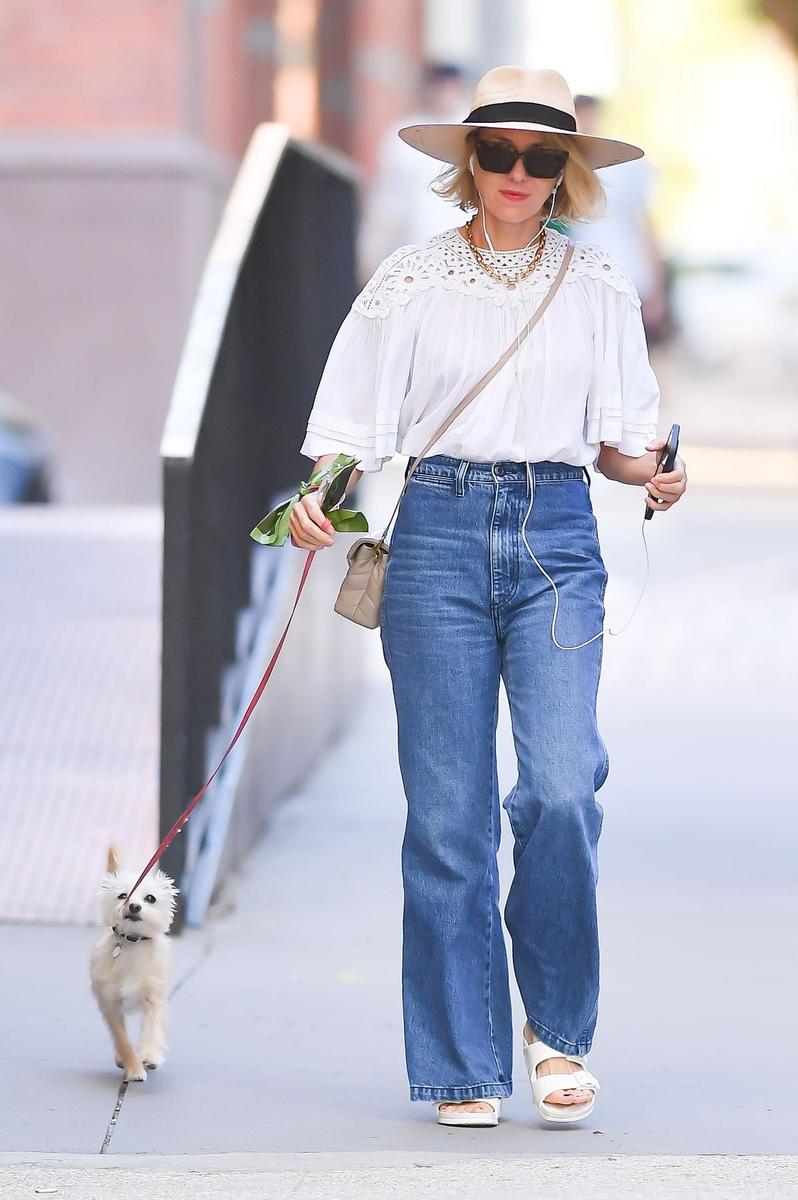 Naomi Watts con su perro