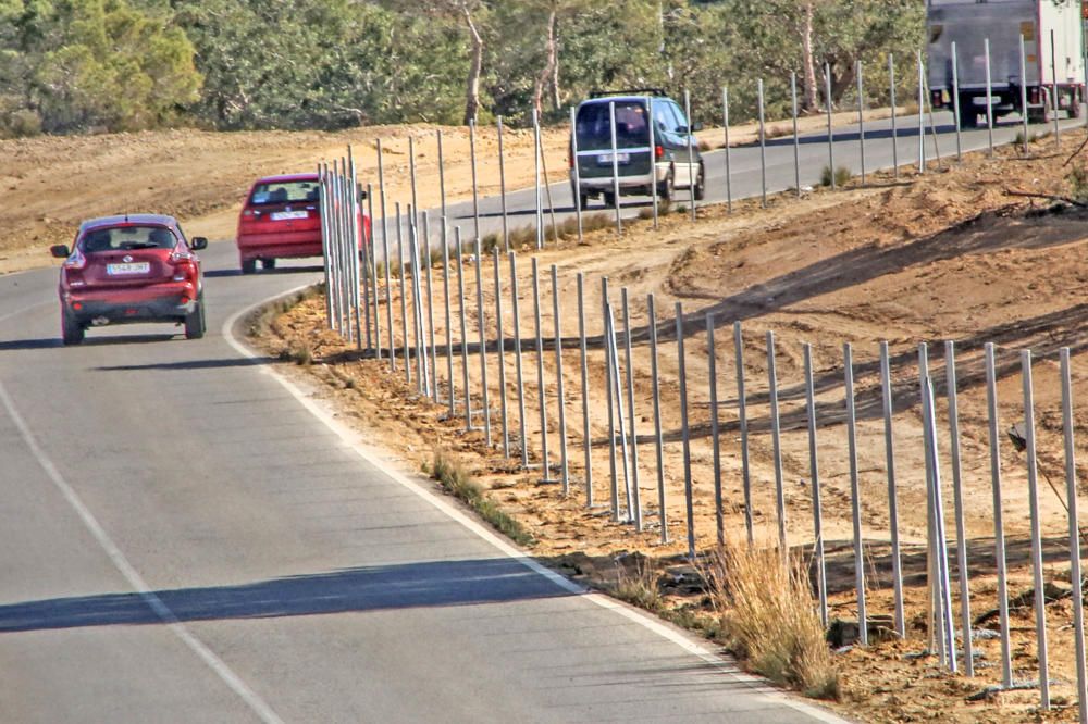 El propietario de las fincas situado a lado y lado de la carretera de Las Filipinas no estaba respetando la servidumbre del vial traszado sobre una vía pecuaria.