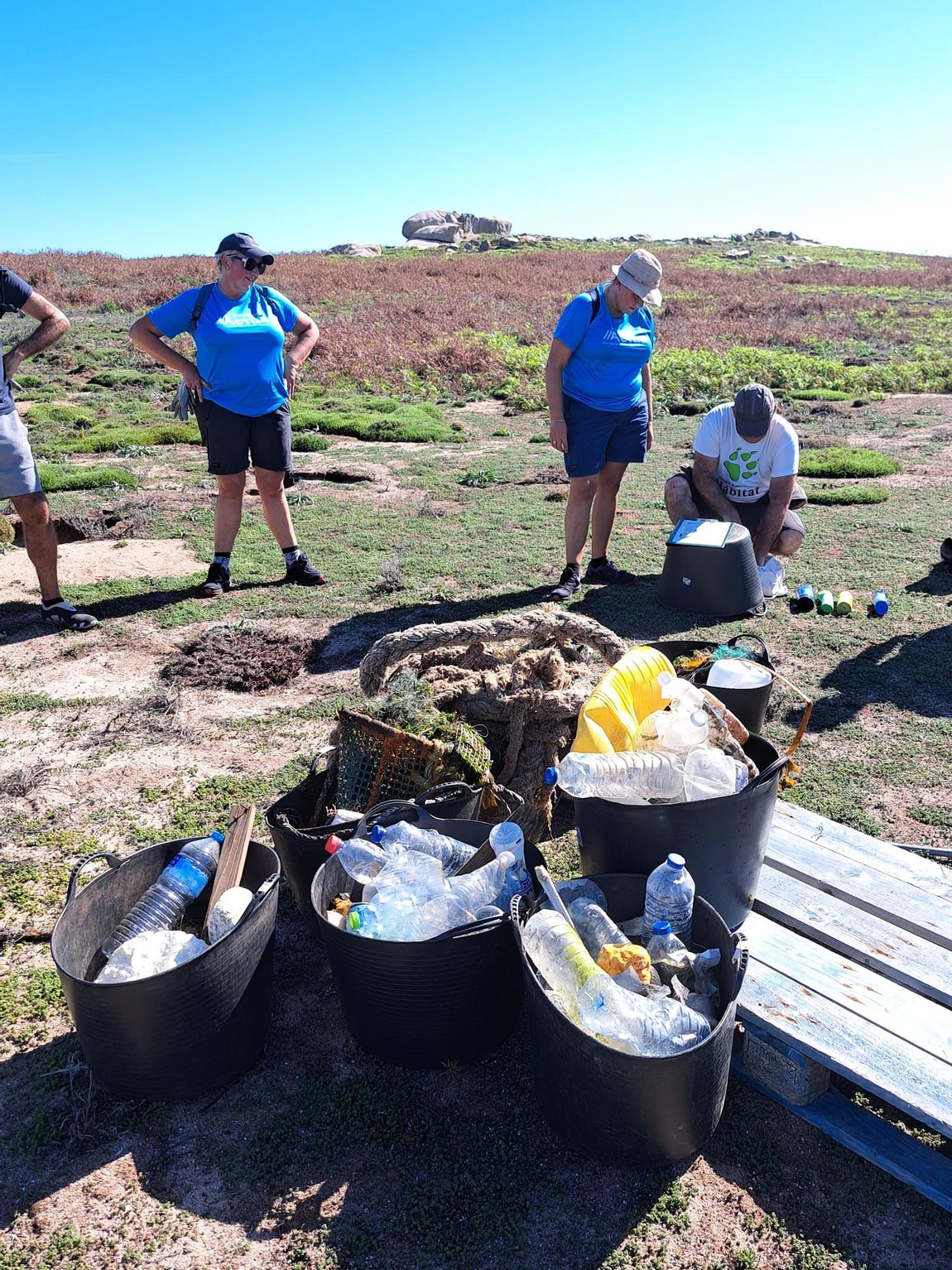 Nueva jornada de eliminación de basura marina en Sálvora, con el programa Plancton de Afundación.