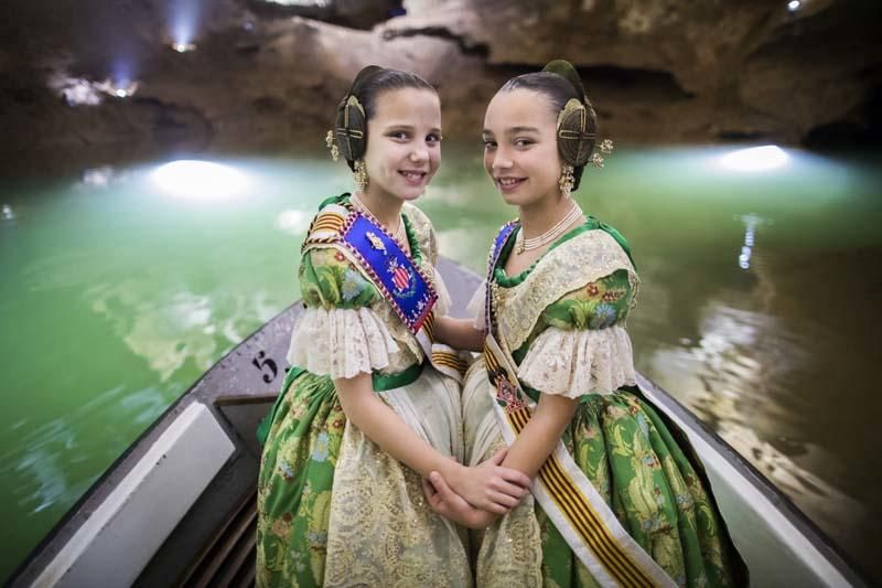 Visita de la fallera mayor infantil y la corte de honor a les Coves de Sant Josep