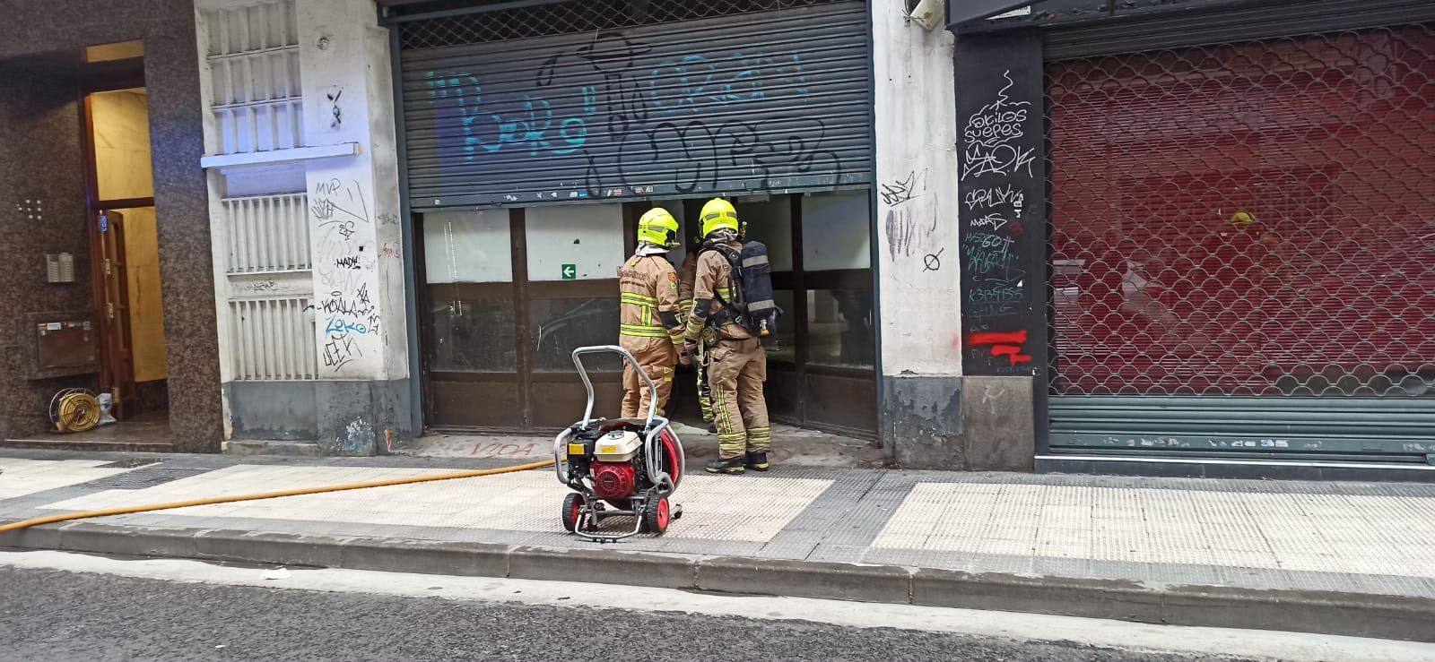 Susto en la calle Carmen por el incendio de un local en desuso
