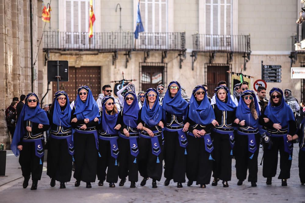 Orihuela celebra el tradicional Medio Año de la fiesta de Moros y Cristianos.