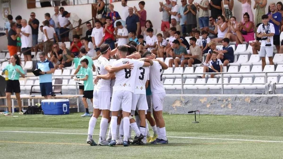 Los jugadores de la Peña Deportiva celebran el gol de la victoria