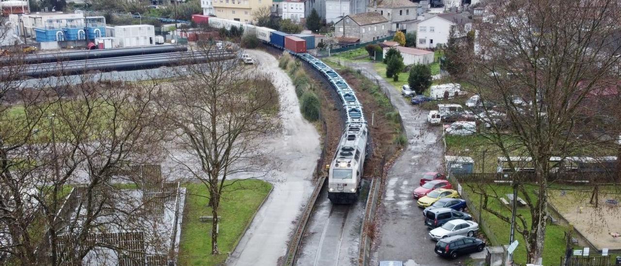 Tren de mercancías a su paso por Marín. |   // RAFA VÁZQUEZ