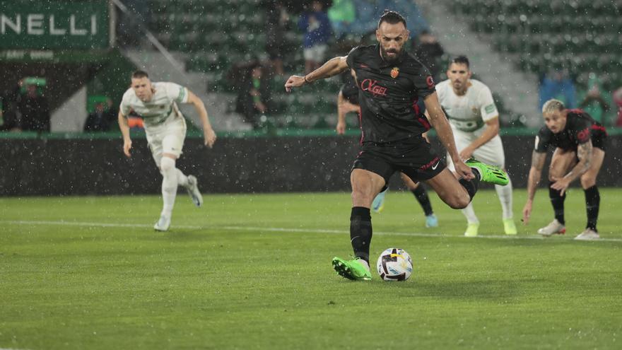 Elche y Mallorca se reparten goles y expulsiones