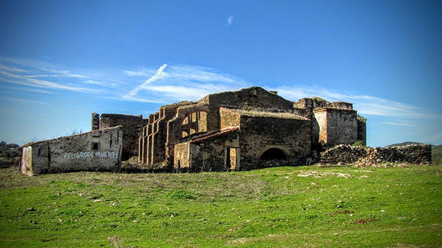 Estado ruinoso del convento franciscano de Hoyos.