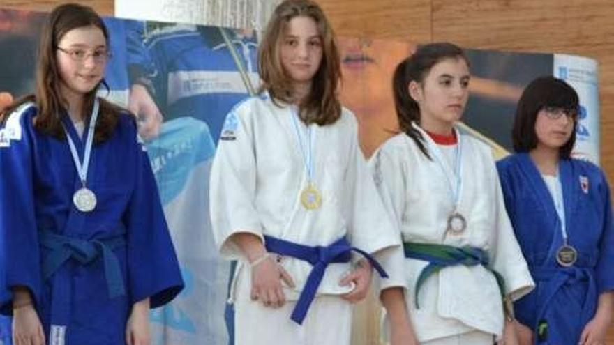 Andrea Rodríguez (centro) se proclamó campeona de Galicia.