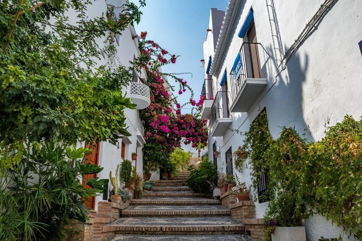 El pueblo más sorprendente de Granada tiene costa, es perfecto para primavera y se llama Salobreña