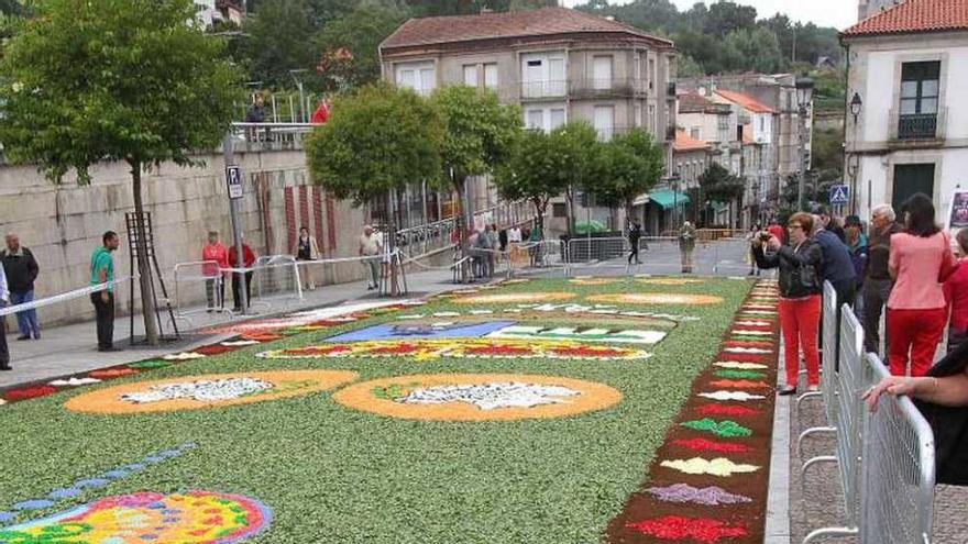 La alfombra floral hecha con flores y otros materiales.