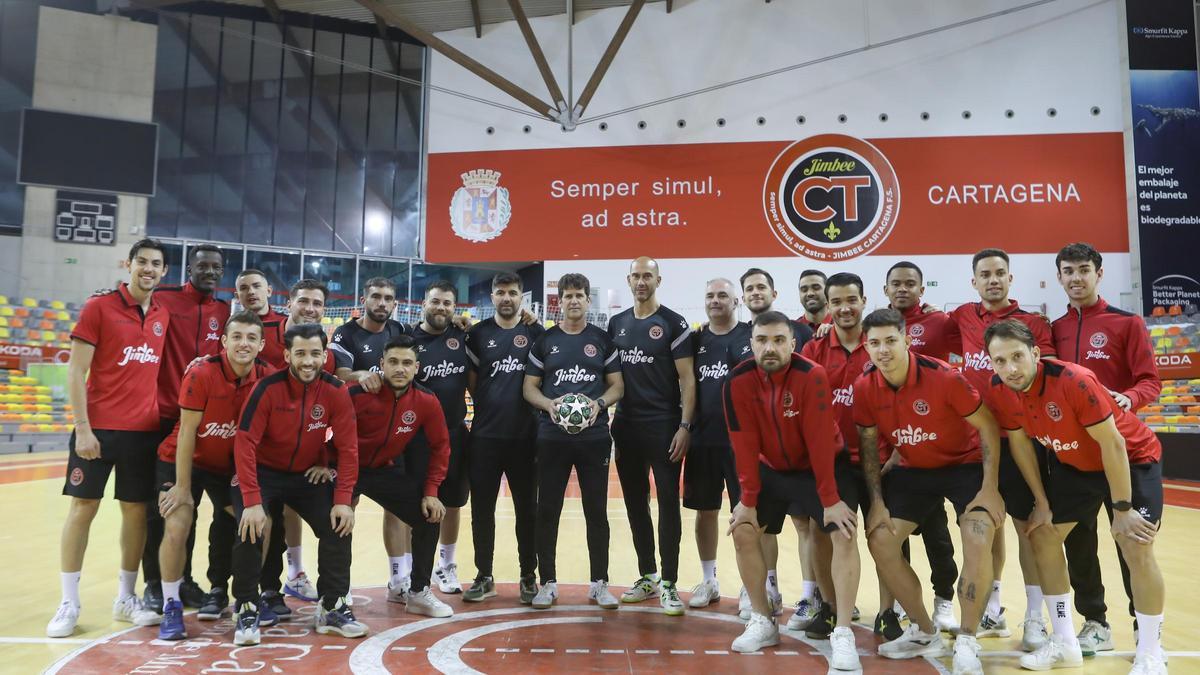 Los jugadores y el cuerpo técnico del Jimbee Cartagena, antes de viajar a Francia