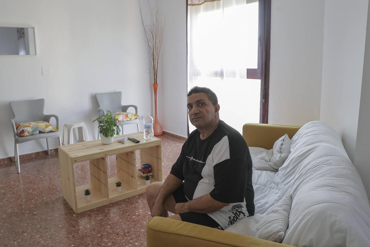 Francisco es un vecino que vio arrasada su vivienda en la dana. Ahora sobrevive en un piso de la Sareb, pero es temporal.