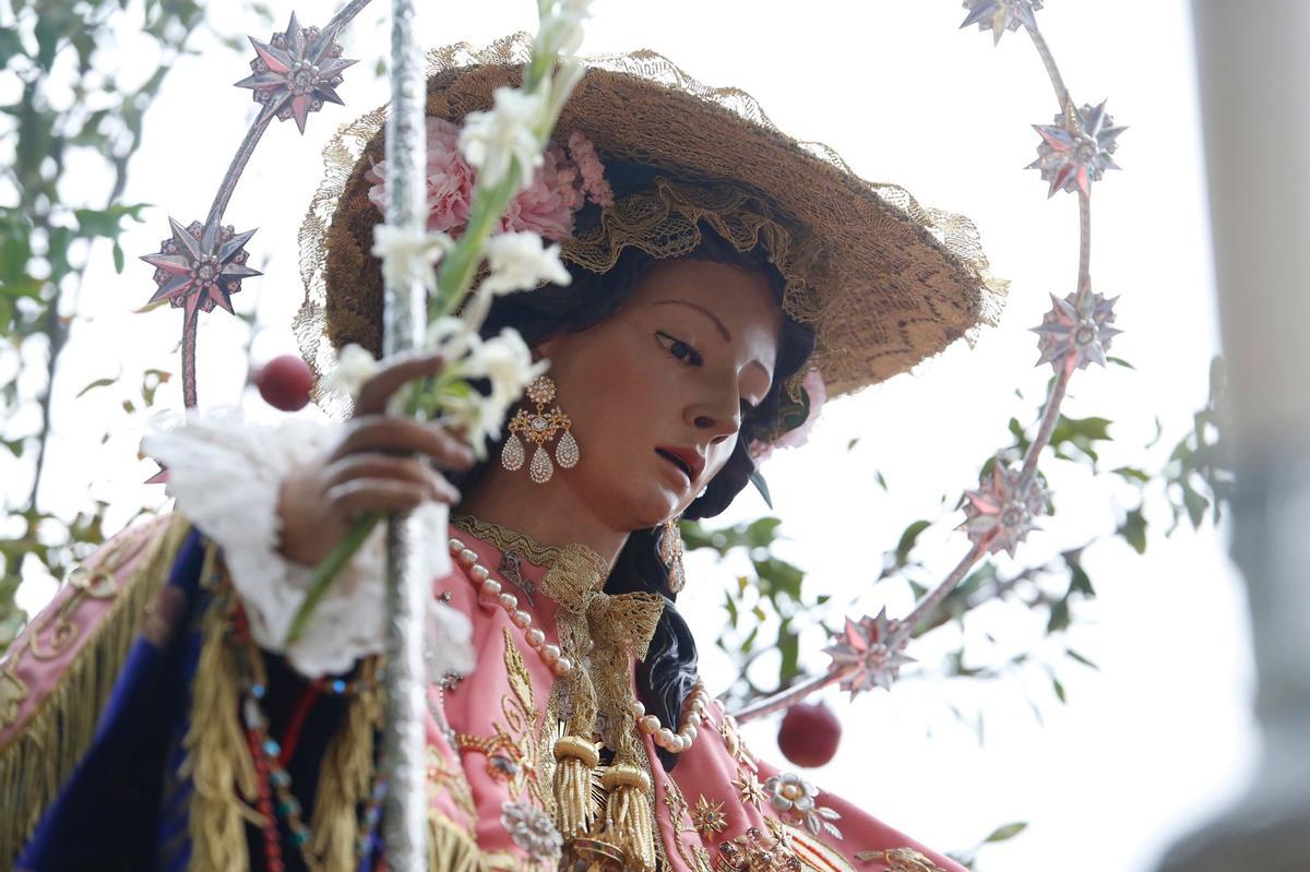 La Divina Pastora de Córdoba recorre el Campo de la Verdad con sus nuevos pendientes.