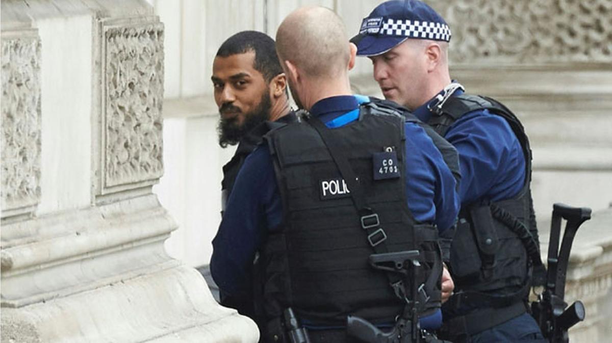 Detingut un home amb diversos ganivets al centre de Londres