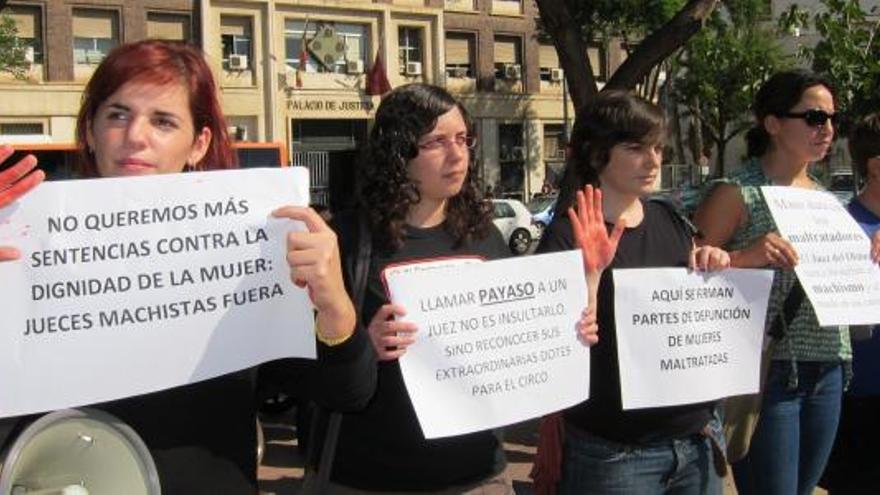 Medio centenar de mujeres se concentró a las puertas del Palacio de Justicia para protestar por la sentencia del juez Del Olmo