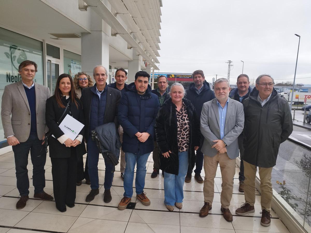 Foto de familia del encuentro en el polígono de Silvota, con la alcaldesa, Eva María Pérez, tercera por la derecha, entre el concejal Nicolás Fernández, a su izquierda, y Pablo Vigón, presidente de Asemposil, y junto a otros miembros del colectivo.