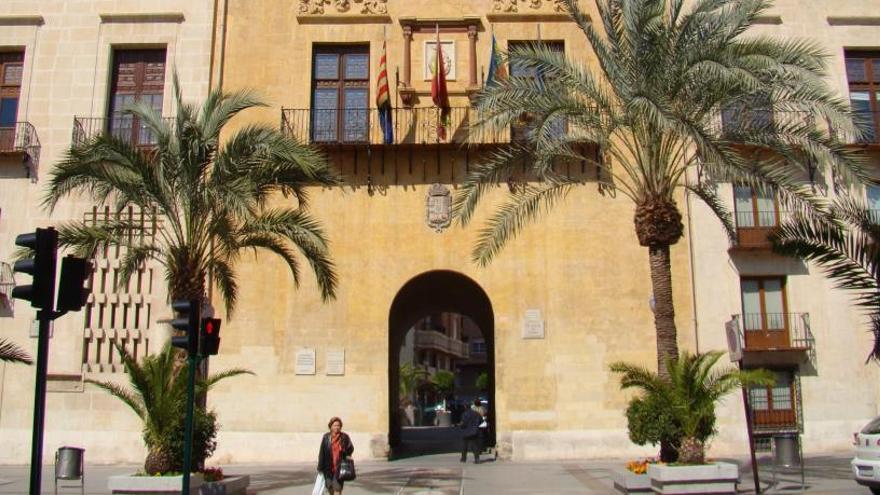 Fachada del Ayuntamiento en una foto de archivo