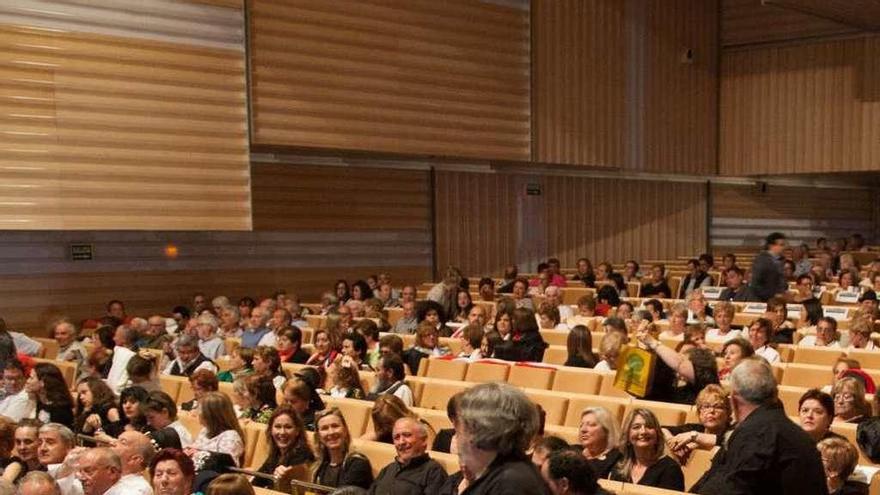 El público va llenando las butacas del teatro Ramos Carrión antes del inicio del recital.