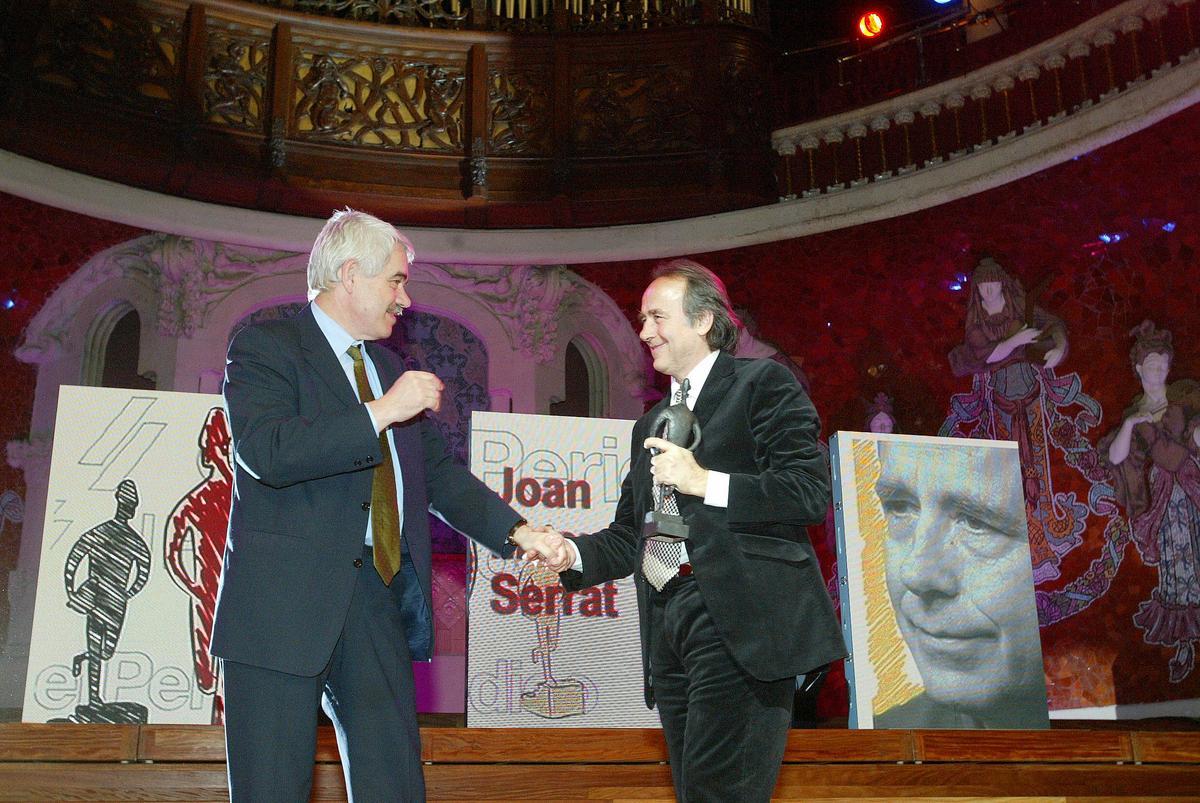 Pasqual Maragall entrega el premio Català de l'Any 2014 a Joan Manuel Serrat.