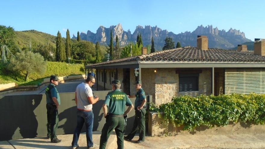 Agents de la Guàrdia Civil en el moment d&#039;entrar a la casa que Sumarroca té a Castellbell