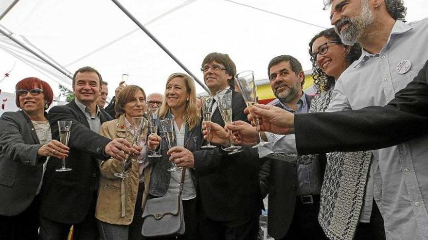 Puigdemont brinda amb polítics i dirigents d&#039;entitats sobiranistes, com Jordi Sànchez, president de l&#039;ANC