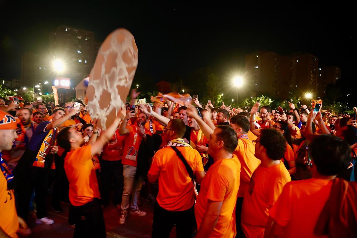 La afición taronja celebra el pase del Valencia Basket a la Final Four