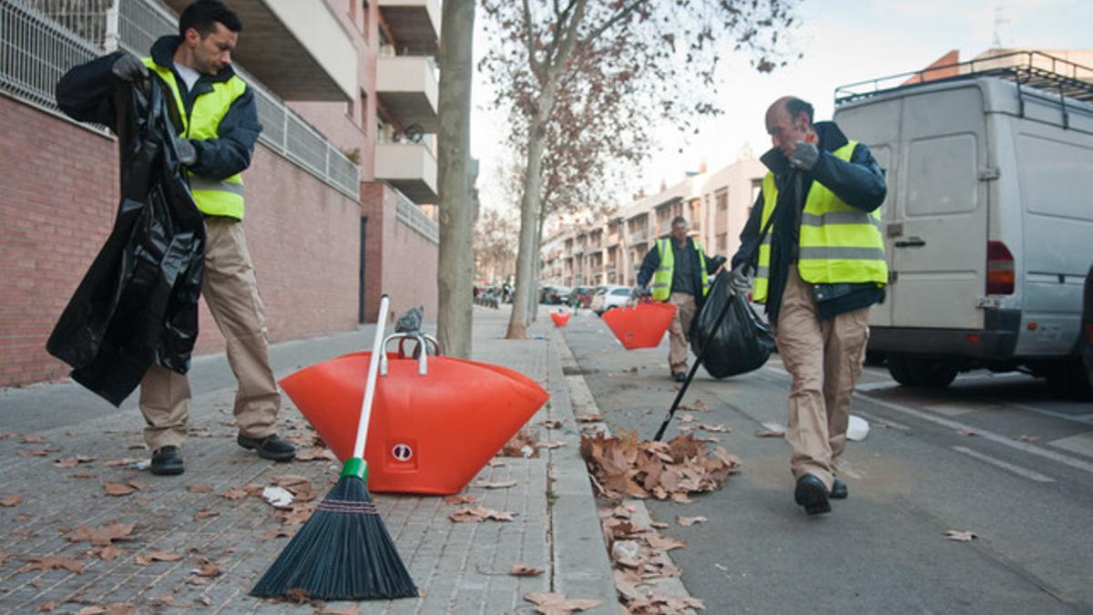 Las 30 personas contratadas ya están trabajando en la limpieza de las calles de Terrassa.