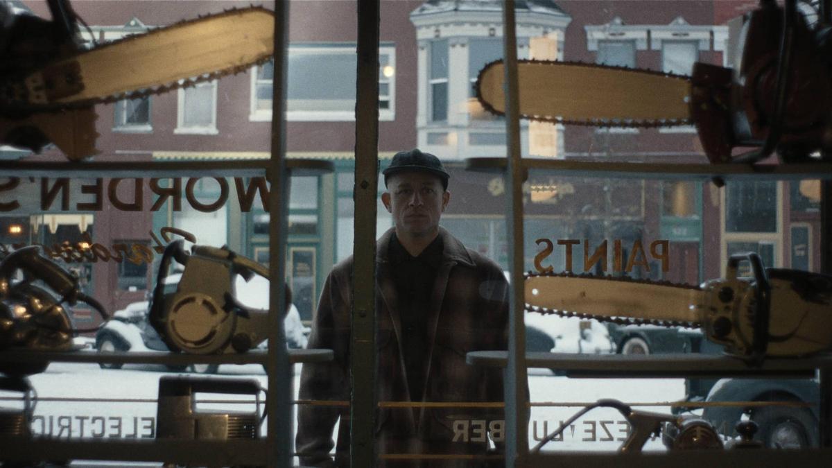 Charlie Hunnam como Ed Gein en 'Monstruo: La historia de Ed Gein'