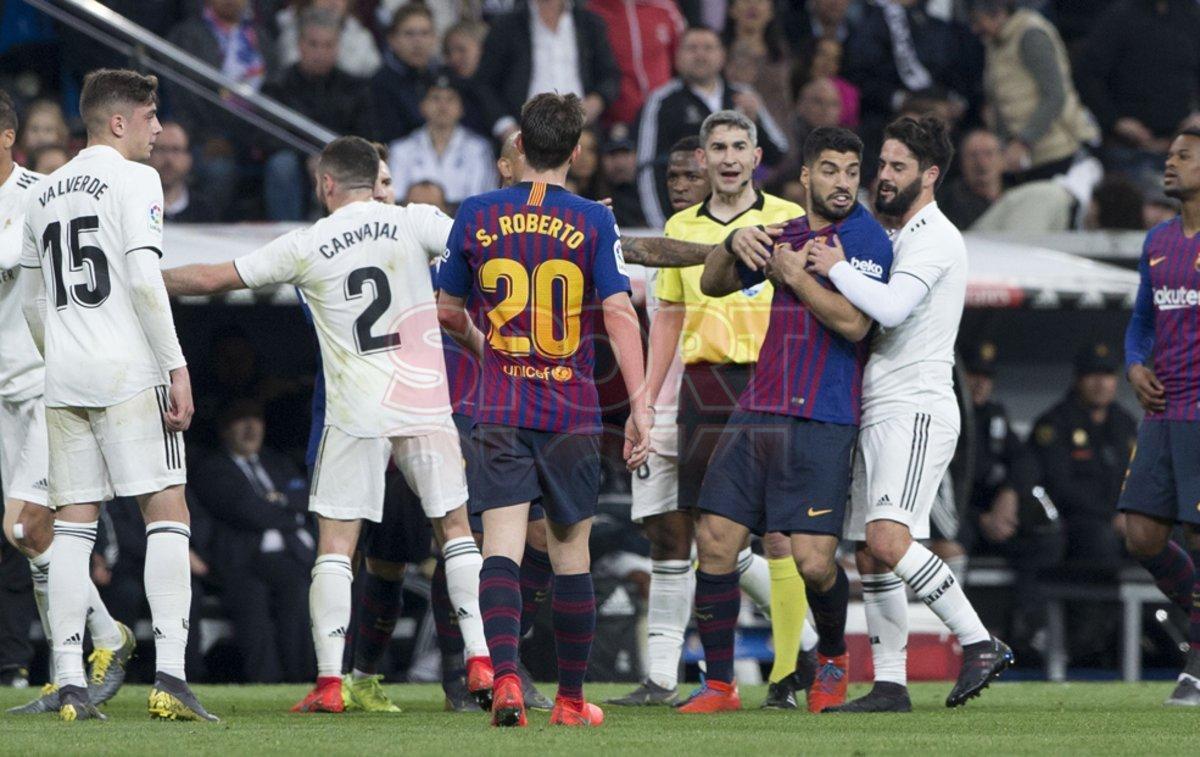 imágenes del partido entre el Real Madrid y el FC Barcelona en el Estadio Santiago Bernabéu de jornada 26 de La Liga.