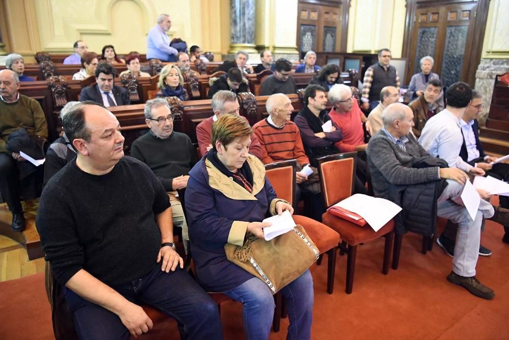 Reunión en María Pita con asociaciones que defienden el uso público del borde del litoral