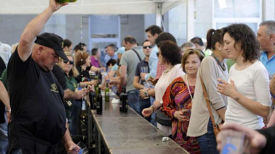 Un instante de la Feira da Sidra celebrada el pasado año en A Estrada. // Bernabé / Javier Lalín