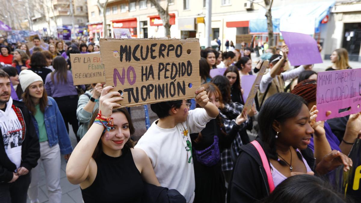 Las pancartas más llamativas de la manifestación estudiantil del 8M en Zaragoza