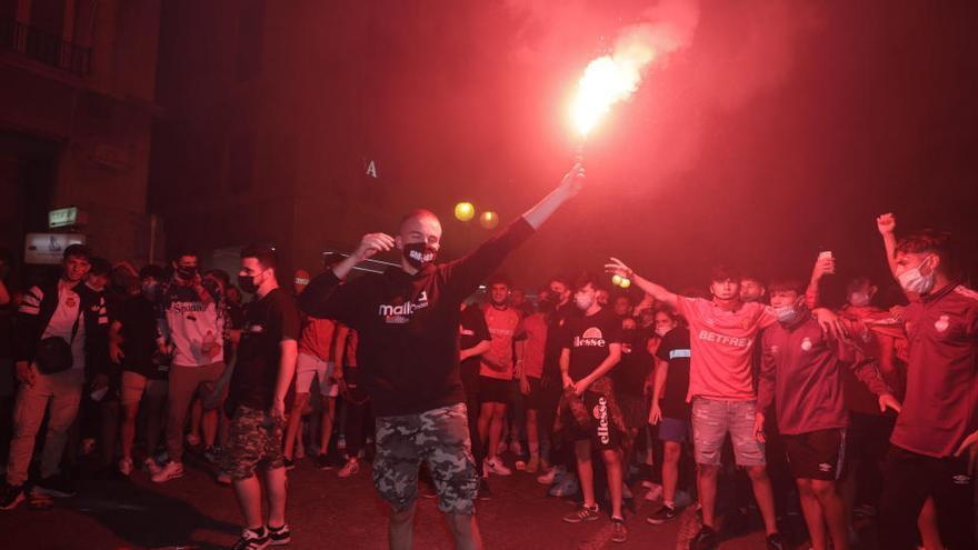 Die Fans feiern in der Innenstadt.