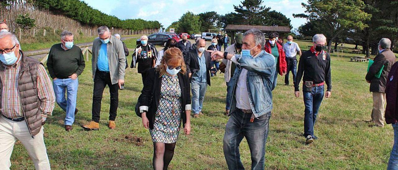 Fernando García, en el centro, junto a Eugenia Castiello y otros familiares de represaliados, ayer, en la zona de entrada a lo que fue el campo de concentración de Arnao.