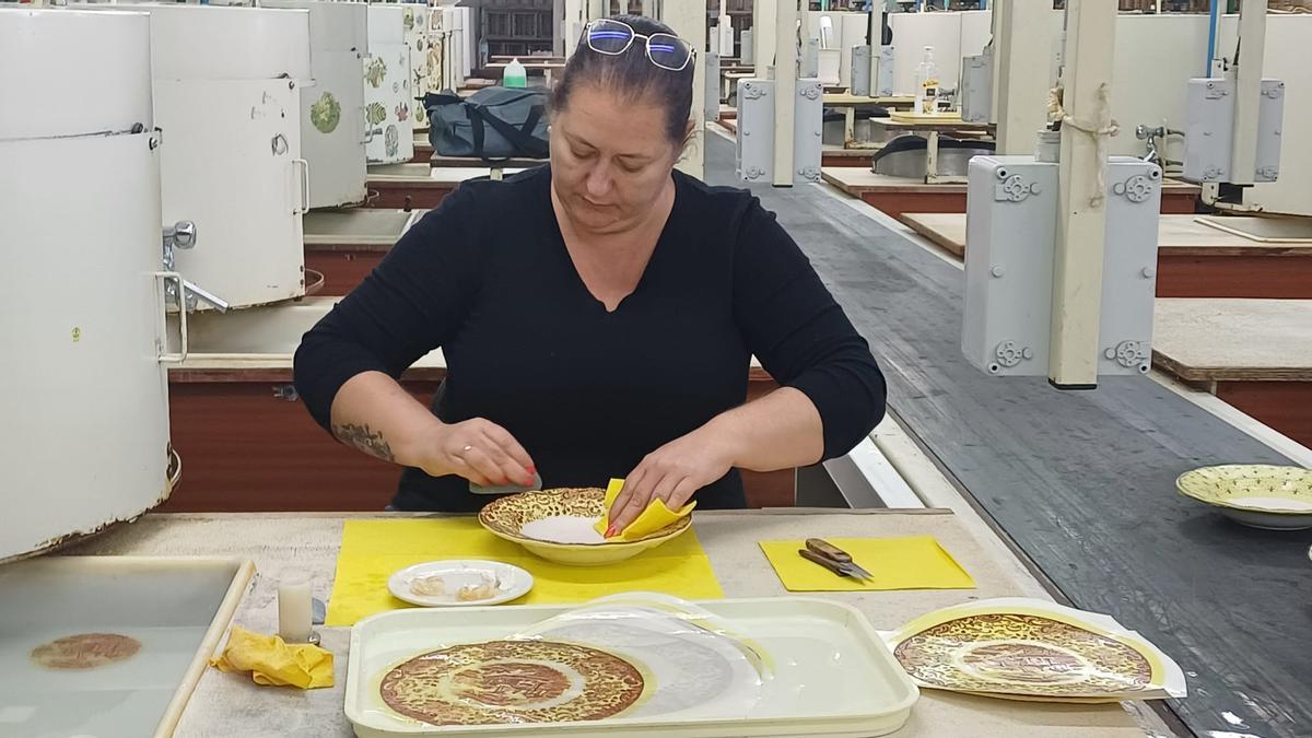 Una trabajadora de La Cartuja de Sevilla, en la reapertura de la fábrica.