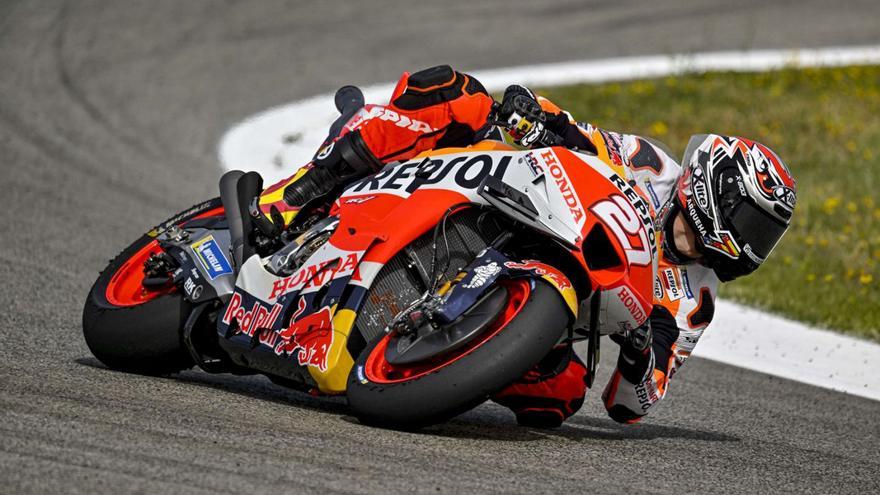 Iker Lecuona rueda con la Honda RC213V habitual de Marc Márquez, y su número, el 27, en Jerez . | EFE