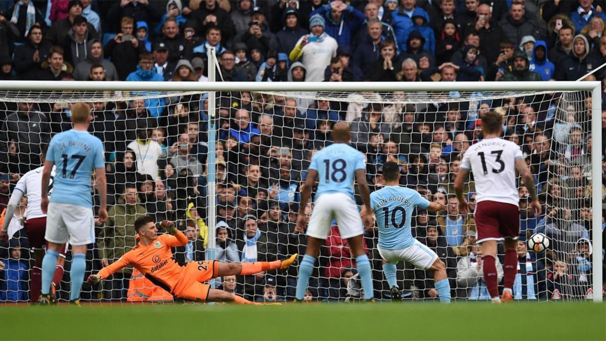 Agüero igualó los registros de Brook con un tanto de penalti