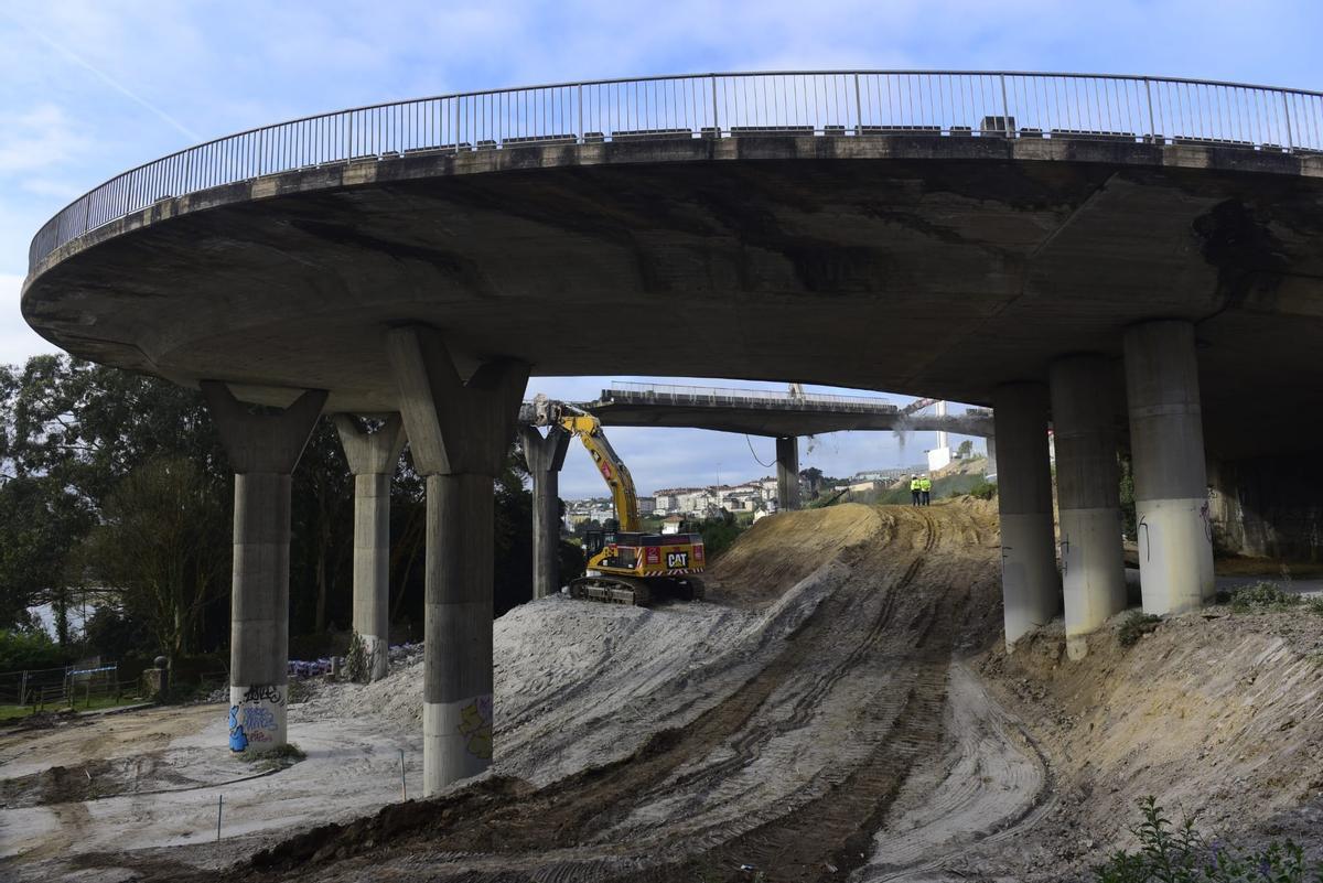 Derribo del viaducto de acceso al Chuac con el corte de tráfico en A Pasaxe