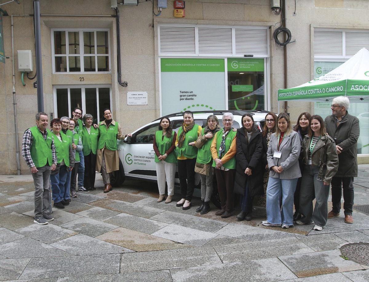 Los voluntarios de AECC, junto al vehículo de intervención.