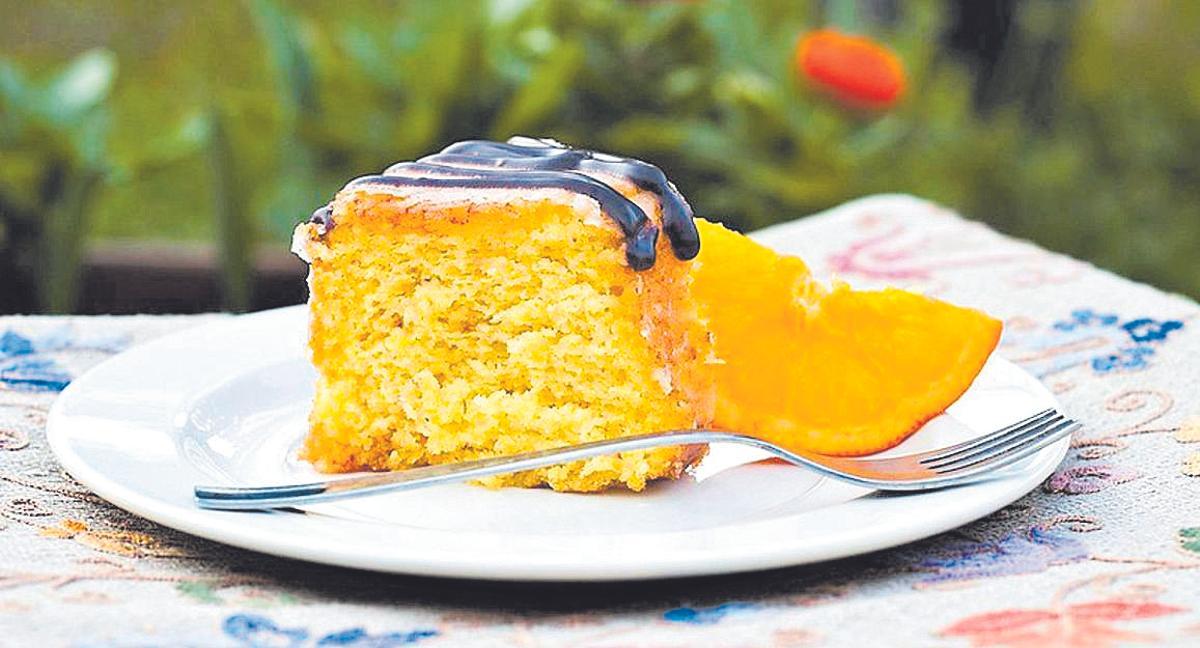 El pastís, decorat amb xocolata fusa amb nata.