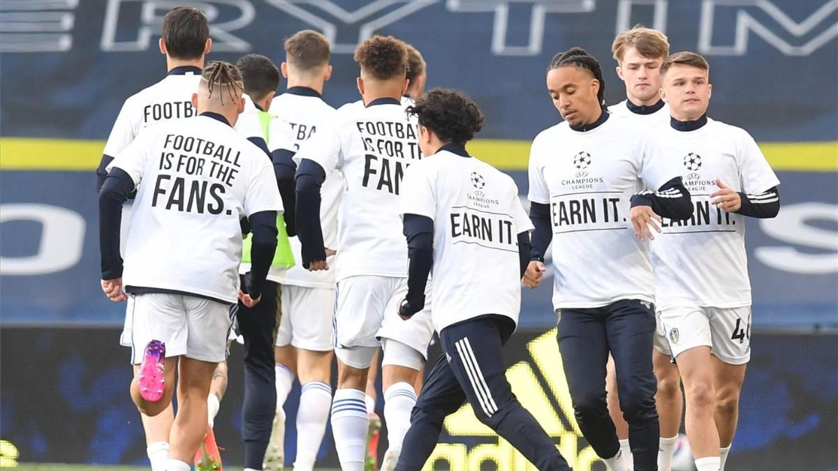 El Leeds, calentando con una camiseta en contra de la Superliga